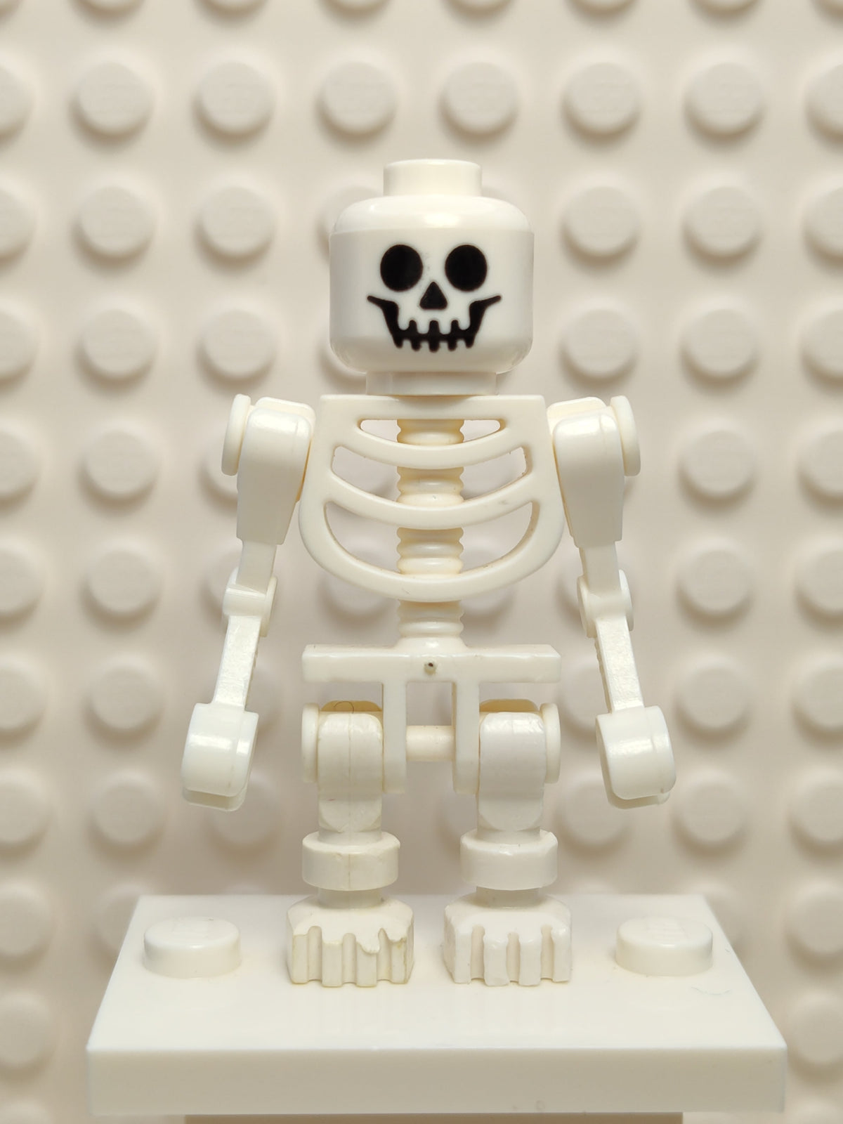 Skeleton, Fantasy Era Torso with Standard Skull, Mechanical Arms Bent, gen038 - LEGO® Pirates of the Caribbean